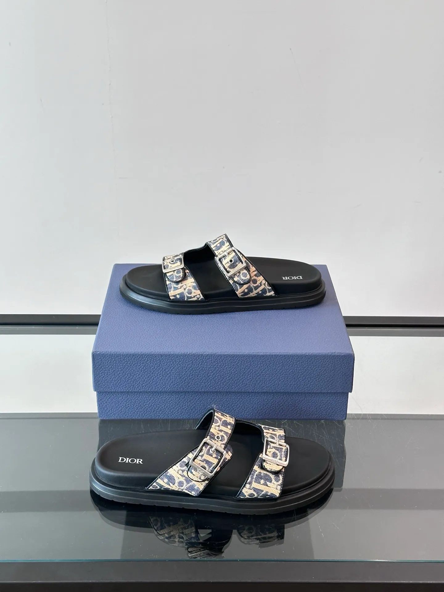 Factory price: 300💰Dior Aqua men's sandals and slippers. Showcasing Dior haute couture design. The Dior gray suede strap is accented with an aluminum Dior buckle for added style. Paired with a comfortable tonal notch sole, they pair easily with shorts or jeans for a sophisticated look. Main body: suede cow leather, technical fabric lining: cow leather, with adjustable straps, aluminum Dior buckle, Dior gray EVA insole, tonal notch rubber outsole splicing structure👌👌 size: 38-44 (45.46 customized)